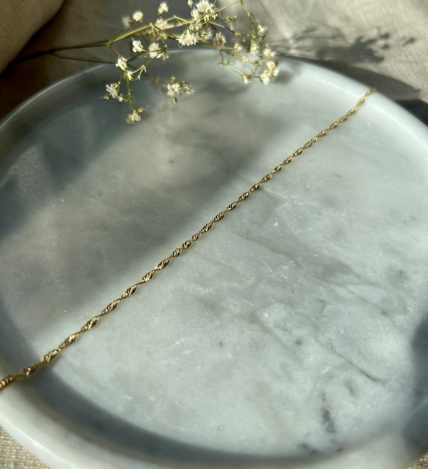 Feines 14Karat Twisted Lou Goldarmband – Gedrehte Panzerkette, Zart minimalistisches Design