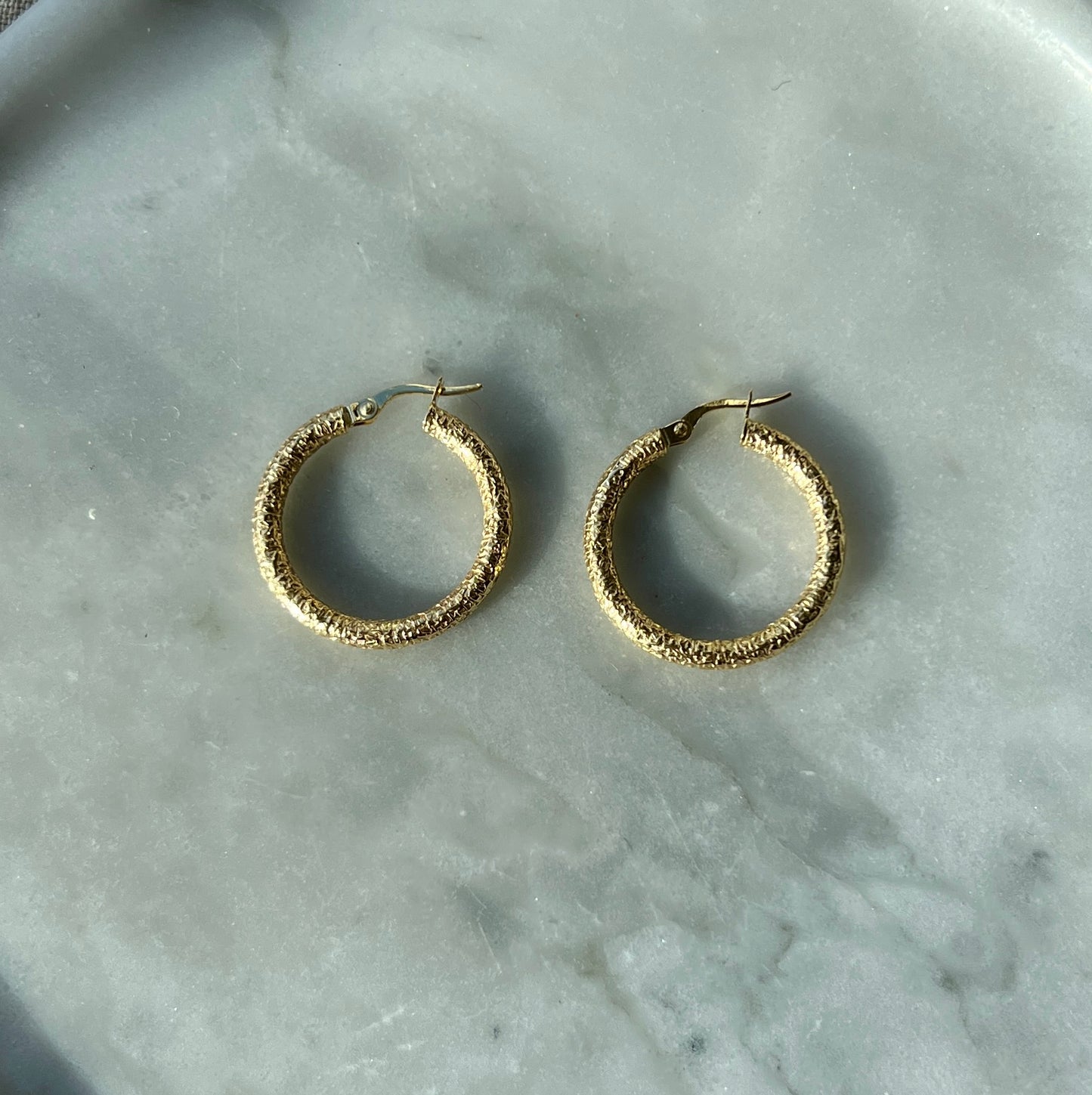 Luxuriöse 14Karat Gold Eismatt Creolen Mia  – Zeitlose Eleganz
