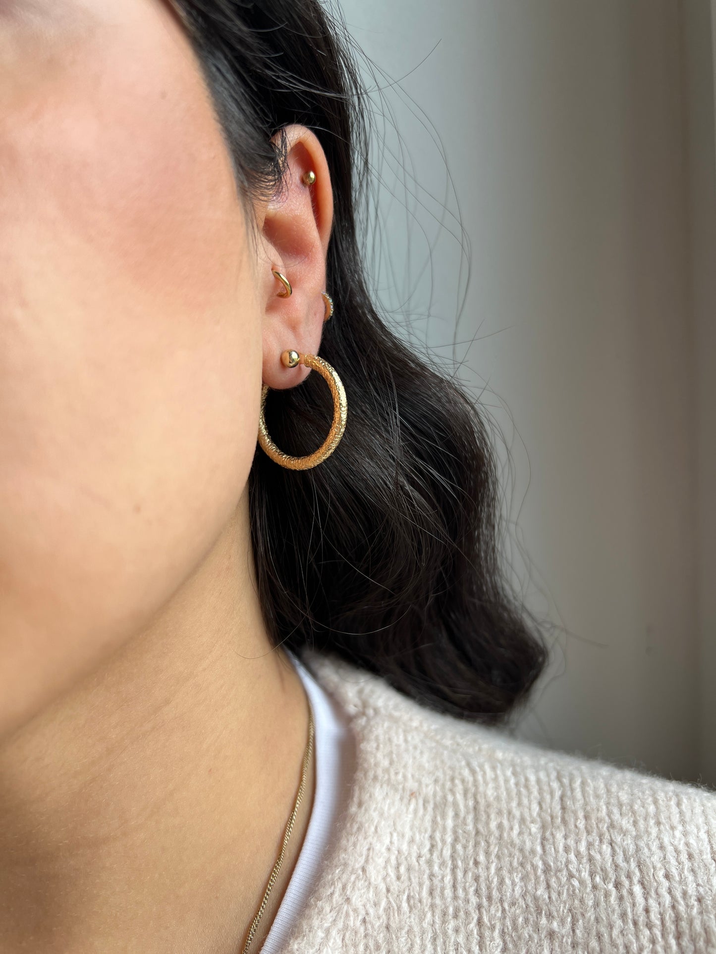 Luxuriöse 14Karat Gold Eismatt Creolen Mia  – Zeitlose Eleganz