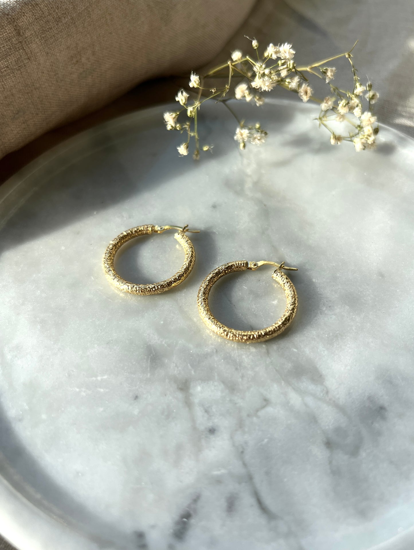 Luxuriöse 14Karat Gold Eismatt Creolen Mia  – Zeitlose Eleganz