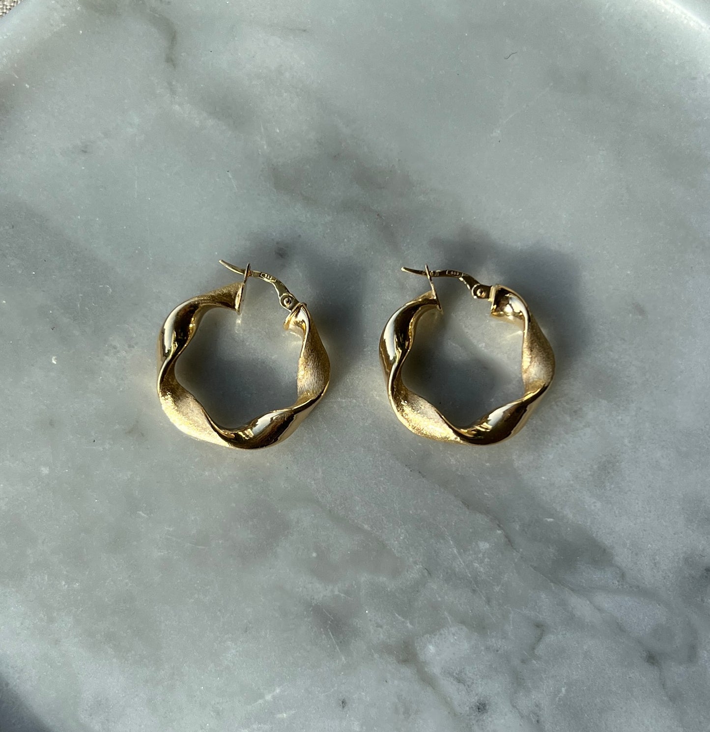 14K Gold Creolen Luna mit Mattem und Glänzendem Twist