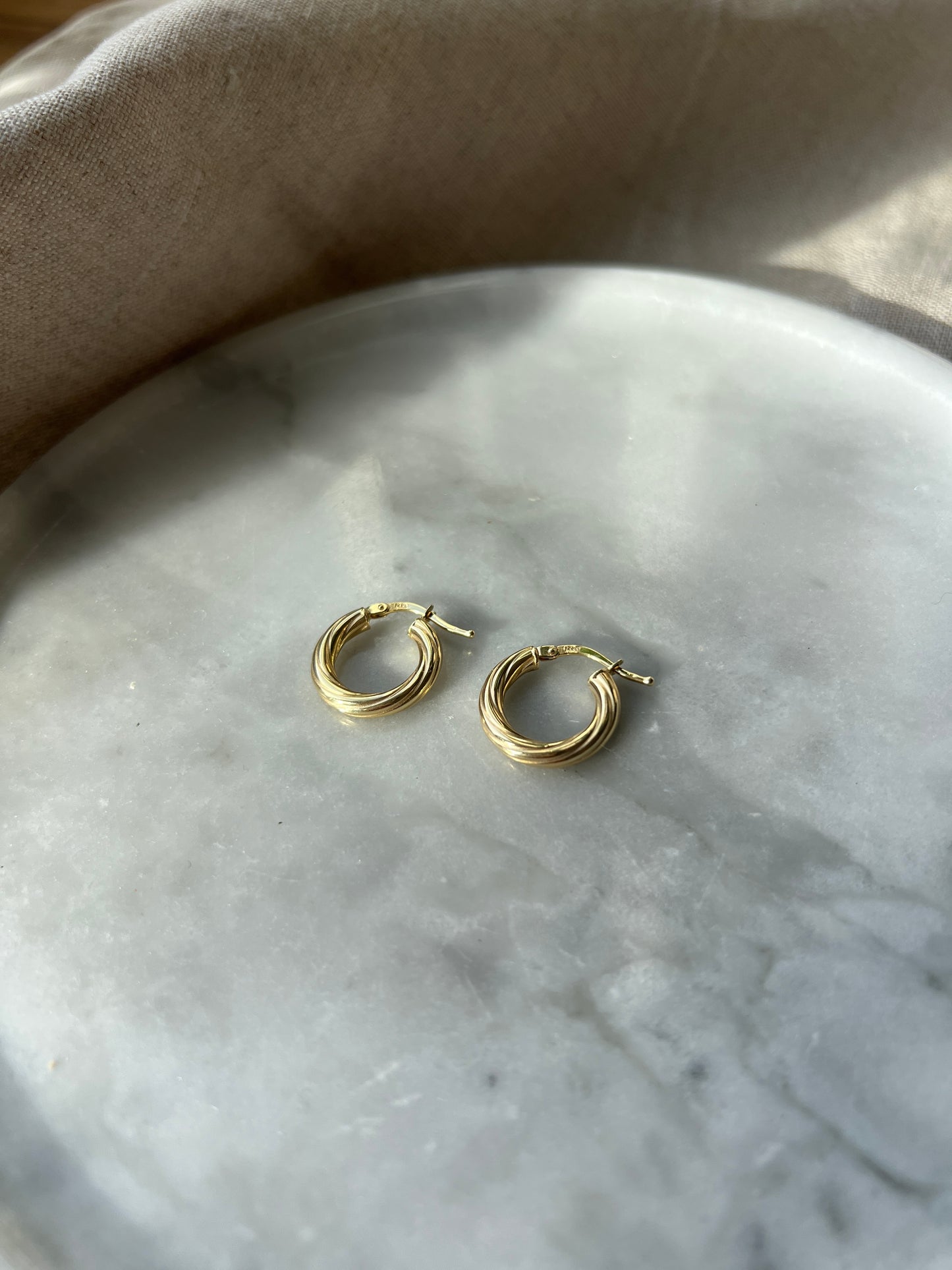 14Karat Gold Twisted Hoops gedrehte Creolen klein - zartes Design
