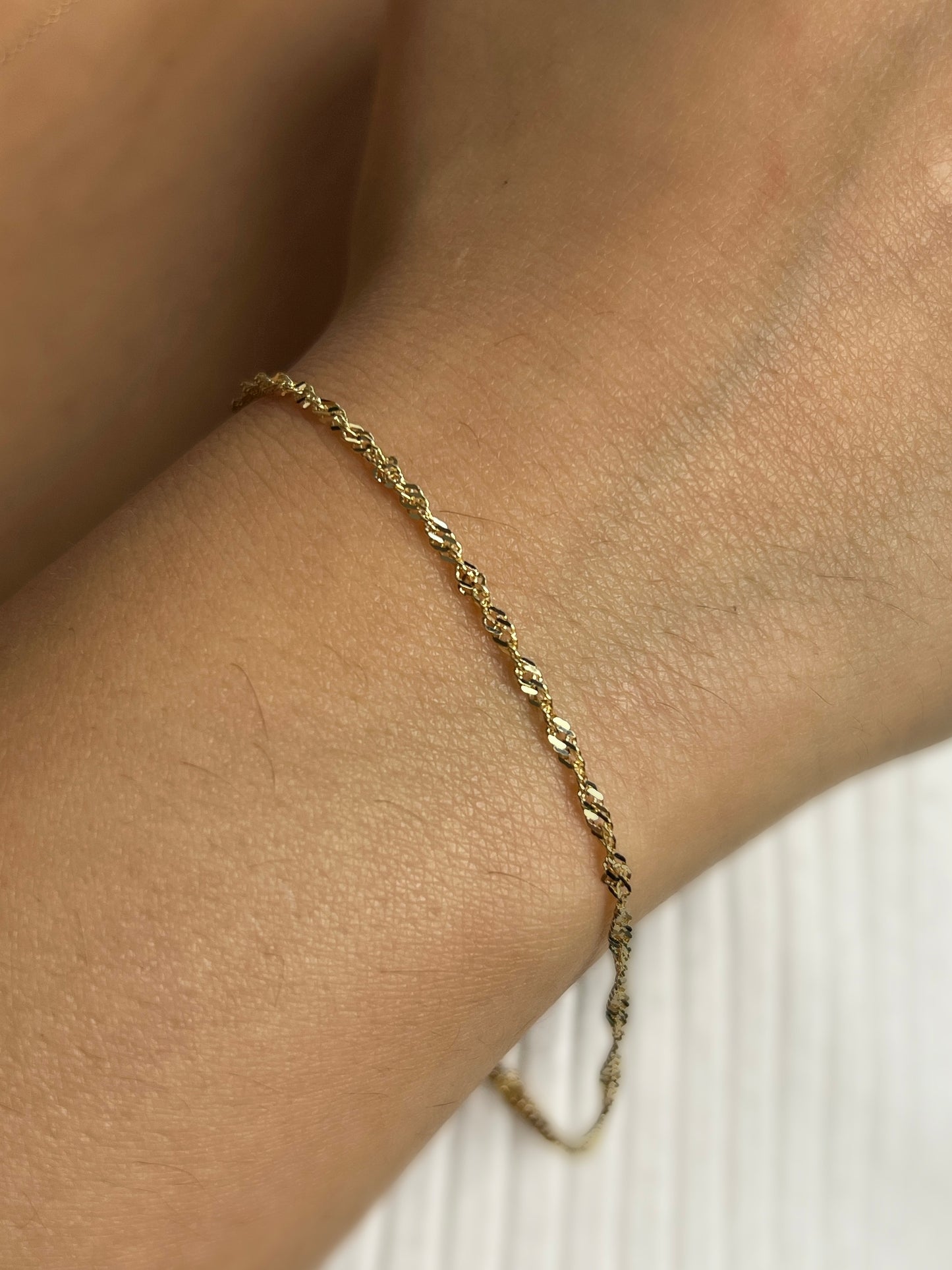 Feines 14Karat Twisted Lou Goldarmband – Gedrehte Panzerkette, Zart minimalistisches Design