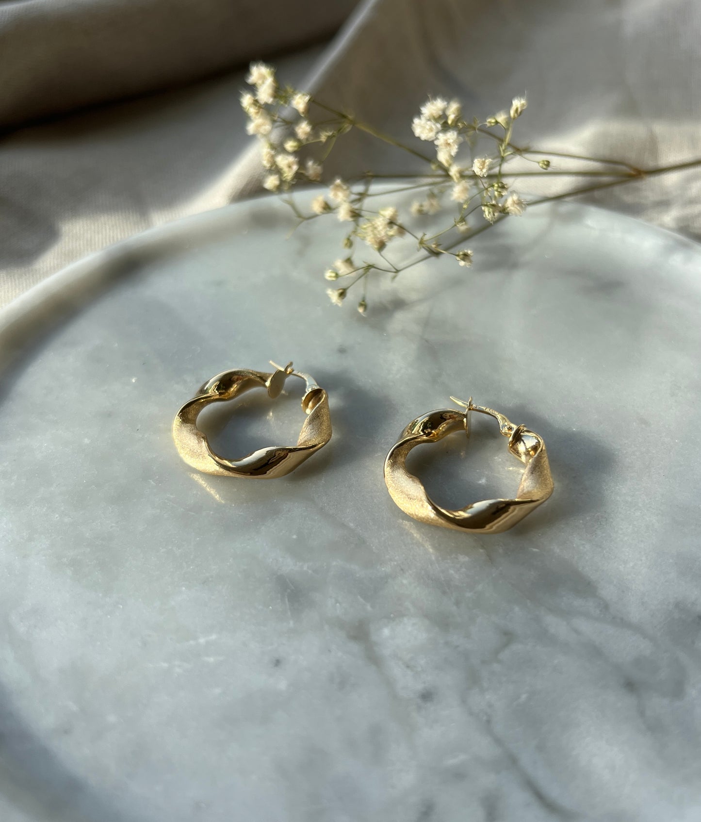 14K Gold Creolen Luna mit Mattem und Glänzendem Twist