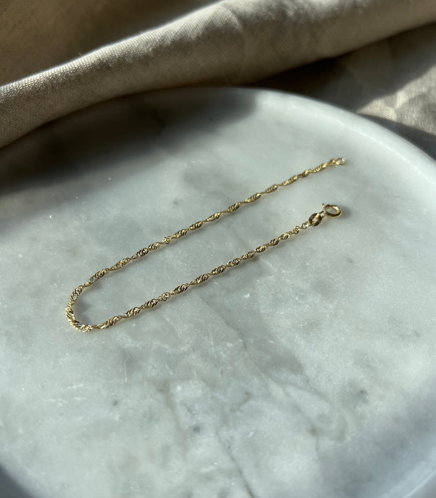 Feines 14Karat Twisted Lou Goldarmband – Gedrehte Panzerkette, Zart minimalistisches Design